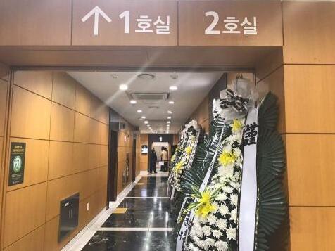 粉丝排队吊唁具荷拉 现场泣不成声