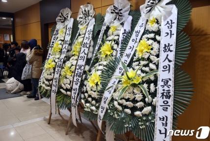 粉丝排队吊唁具荷拉 现场泣不成声