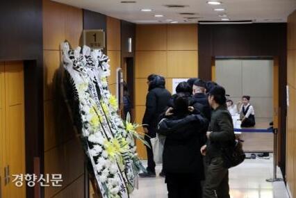 粉丝排队吊唁具荷拉 现场泣不成声