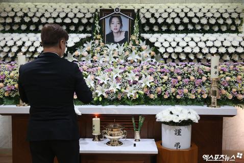 粉丝排队吊唁具荷拉 现场泣不成声