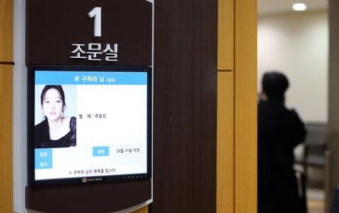 粉丝排队吊唁具荷拉 现场泣不成声