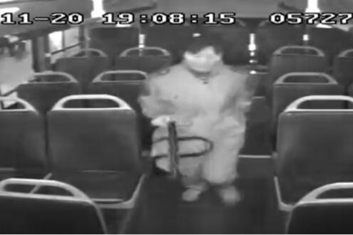 [温暖泉城] 马虎乘客丢2万元现金热心公交司机帮助找回