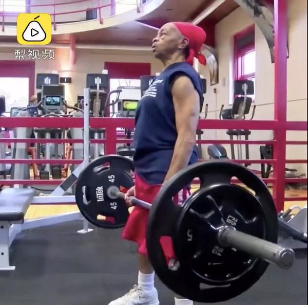 献上膝盖！82岁奶奶把28岁抢劫者打进医院：我又老又孤单但很强