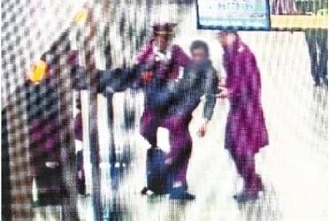 幸好遇到他！地铁小哥抱起140斤晕倒男乘客 事件始末详情曝光