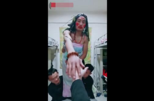 大唐不倒翁火了!你见过这样的不倒翁吗?网友:我要洗眼睛