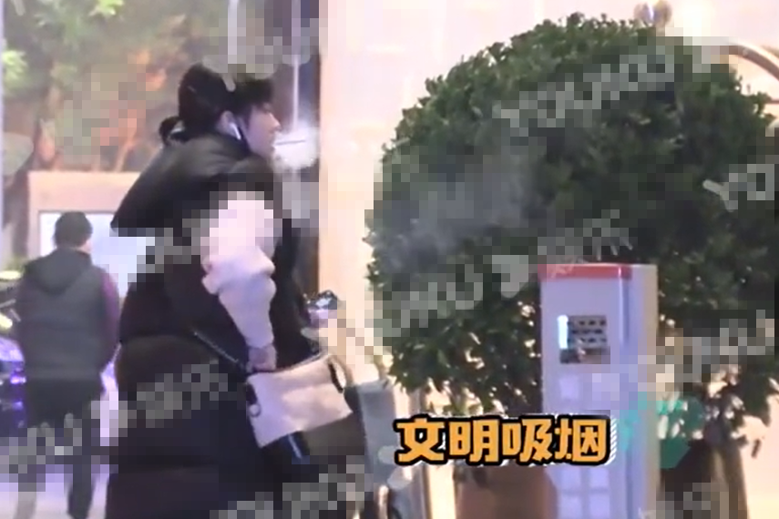 李庚希和男性朋友逛街时抽烟乱丢烟头，网友：宋倩来管管 