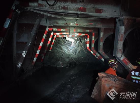 云南一在建隧道突泥涌水事故 1人获救4人遇难仍有8人被困