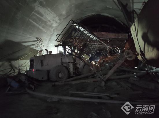 云南一在建隧道突泥涌水事故 1人获救4人遇难仍有8人被困