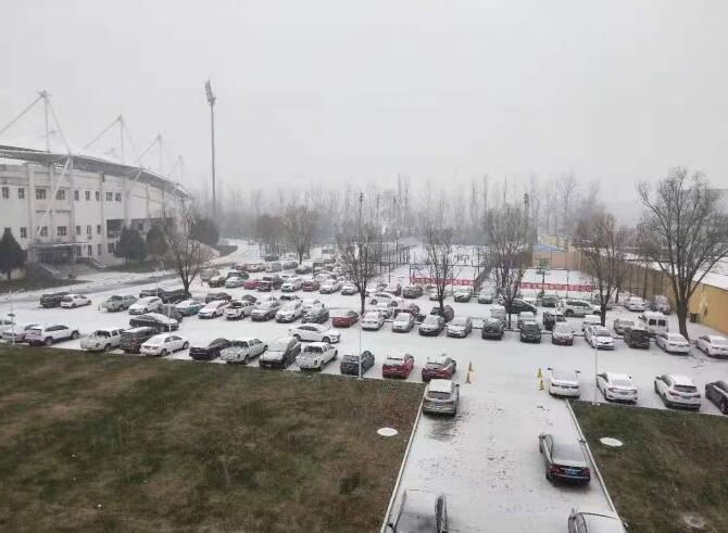 华北雪花到货!北京延庆下雪 地面已经被雪花覆盖上薄薄一层
