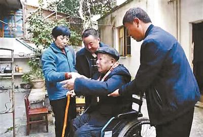 99岁老兵为家乡捐15万 家里却没一件像样的家具