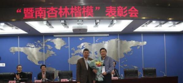 吸尿救人医生暖心又可爱!张红受表彰获奖这样说