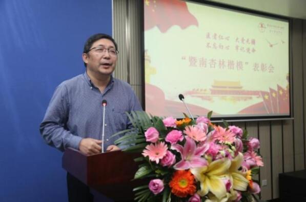 吸尿救人医生暖心又可爱!张红受表彰获奖这样说