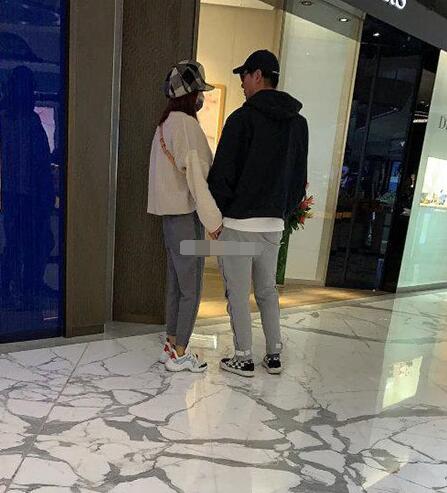 只能共苦不能同甘?张亮寇静宣布离婚,张亮已携美女买钻戒