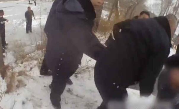 会后悔吧?丈夫跳冰窟救妻被困 背后真相让人太心寒了