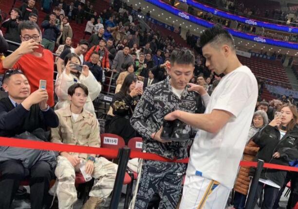 林书豪缅怀高以翔!鞋面印