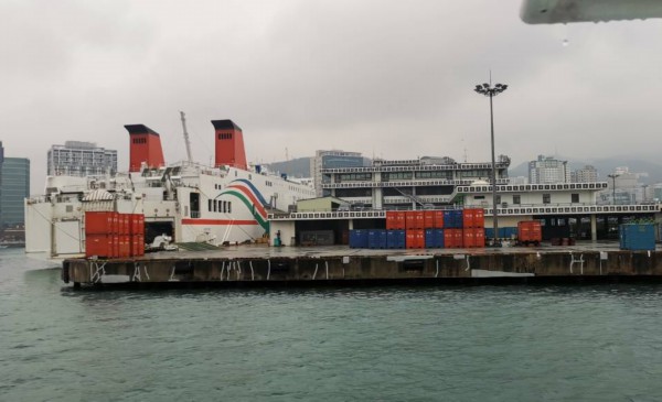 山东省代表团访问韩国，乘船考察釜山港