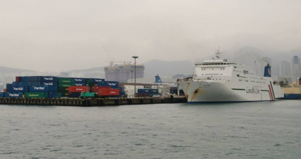 山东省代表团访问韩国，乘船考察釜山港