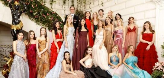 高贵的公主!李连杰女儿现身顶级名媛舞会站C位 邱淑贞女儿抢眼