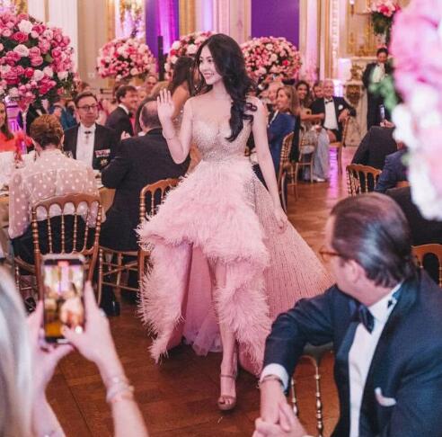 高贵的公主!李连杰女儿现身顶级名媛舞会站C位 邱淑贞女儿抢眼