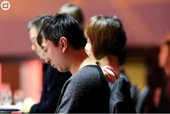 新恋情?王思聪搂齐刘海萌妹回家是什么情况?终于真相了,原来是这样!