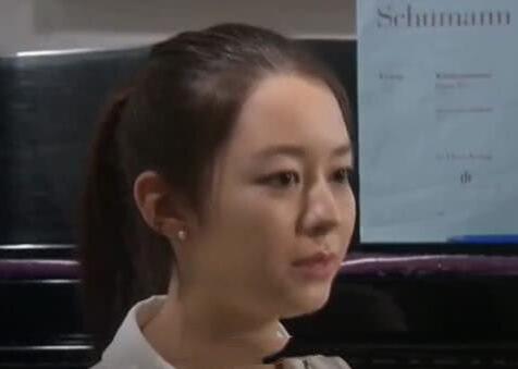 吉娜18岁采访视频曝光, 婴儿肥明显五官精致有些撞脸郎朗