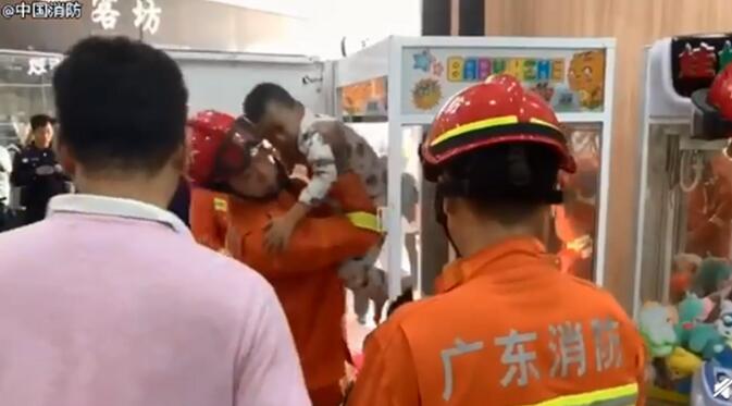 心疼又好笑!7岁男童钻进娃娃机抓娃娃被卡!盘点熊孩子被卡合集