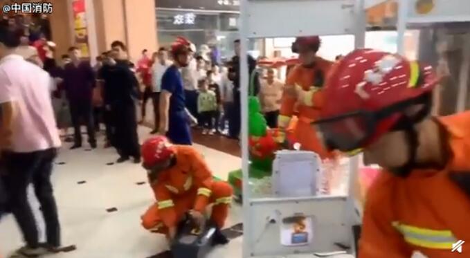 心疼又好笑!7岁男童钻进娃娃机抓娃娃被卡!盘点熊孩子被卡合集