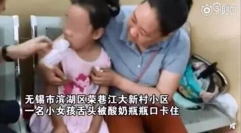 心疼又好笑!7岁男童钻进娃娃机抓娃娃被卡!盘点熊孩子被卡合集