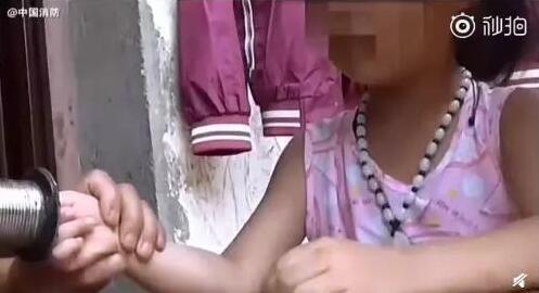 心疼又好笑!7岁男童钻进娃娃机抓娃娃被卡!盘点熊孩子被卡合集