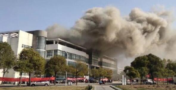 南通大学一食堂起火 校方：油锅内明火上窜产生大量浓烟 已扑灭