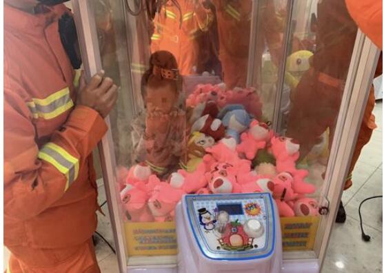 令人哭笑不得!娃娃抓娃娃被卡娃娃机 7岁男童哇哇大哭