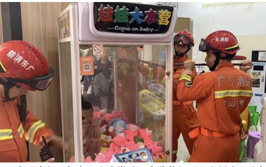 令人哭笑不得!娃娃抓娃娃被卡娃娃机 7岁男童哇哇大哭