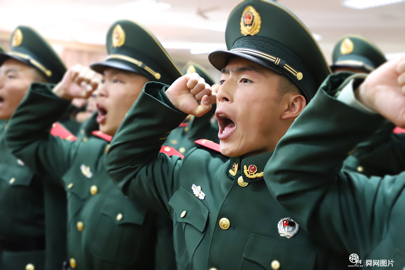 武警山东总队机动支队举行新兵授衔仪式 家属见证特殊“成人礼”