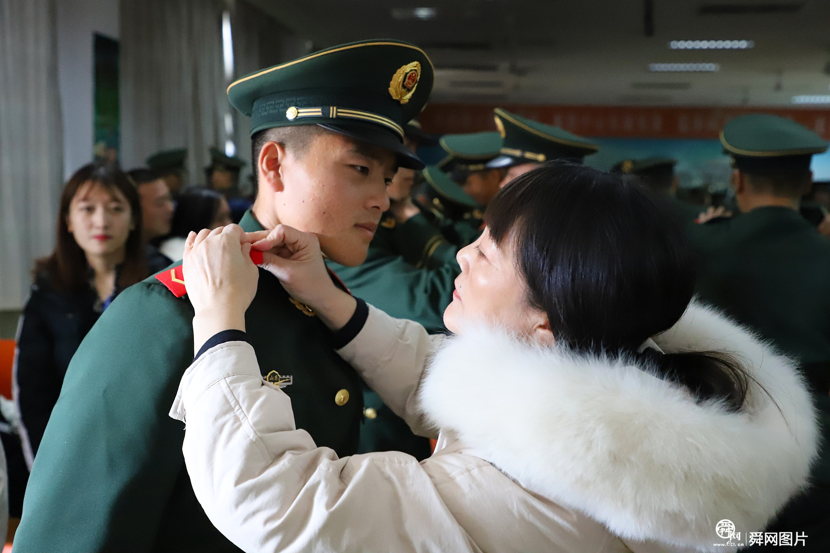 武警山东总队机动支队举行新兵授衔仪式 家属见证特殊“成人礼”