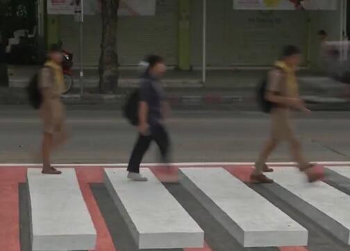 太逼真了!泰国3D斑马线长这样 行人们仿佛踩着