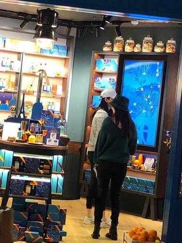 买买买！奚梦瑶产后首现身 身材恢复相当好