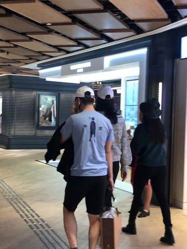 买买买！奚梦瑶产后首现身 身材恢复相当好