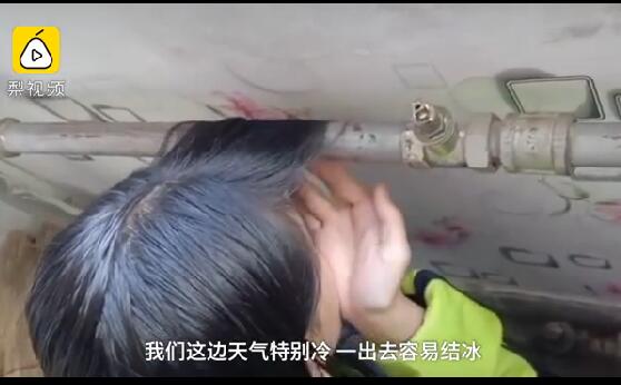 北方限定款!女孩秀操作用暖气管烫刘海:南方网友表示很羡慕