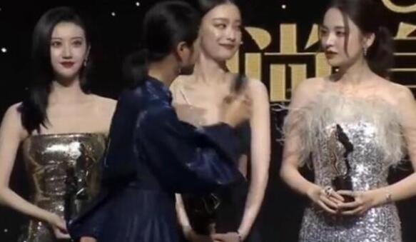 专业素养哪里去了？朱丹登台主持叫错3位嘉宾名字，错的太离谱了