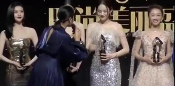 专业素养哪里去了？朱丹登台主持叫错3位嘉宾名字，错的太离谱了