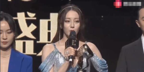 专业素养哪里去了？朱丹登台主持叫错3位嘉宾名字，错的太离谱了