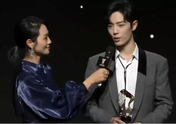 专业素养哪里去了？朱丹登台主持叫错3位嘉宾名字，错的太离谱了