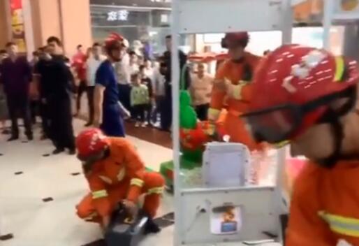 真相了!娃娃抓娃娃被卡怎么回事?盘点熊孩子被卡合集令人哭笑不得