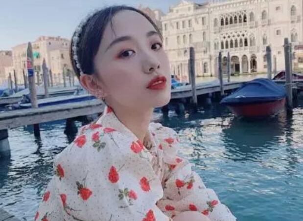 阿沁分手后首亮相憔悴成这样!不开心都写在了脸上,渣男害人!