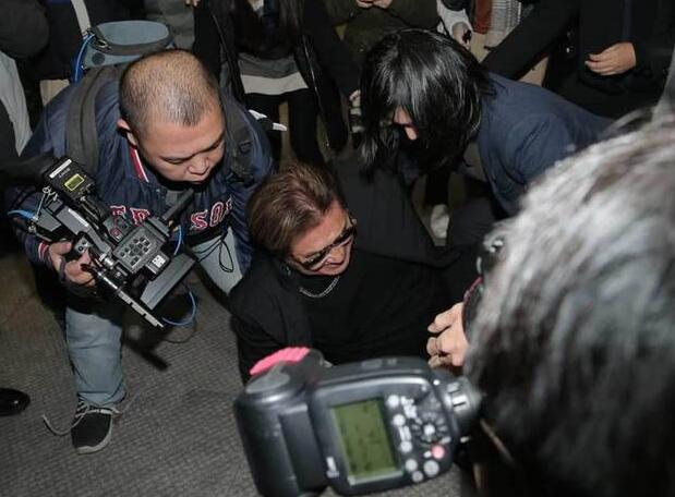 悲伤过度！高以翔爸爸摔倒 不慎踩空台阶疑似疲劳过度