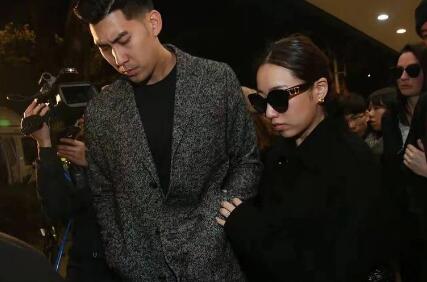 悲伤过度！高以翔爸爸摔倒 不慎踩空台阶疑似疲劳过度