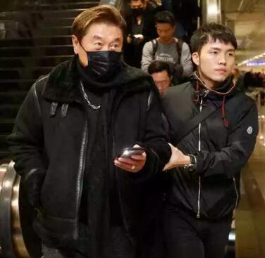 悲伤过度！高以翔爸爸摔倒 不慎踩空台阶疑似疲劳过度