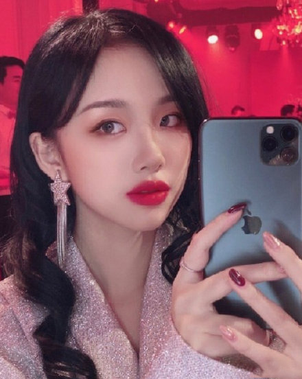 面容憔悴！因男友出轨一事引爆网络 阿沁分手后首亮相 