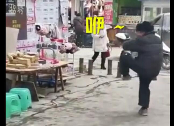惊呆路人!街头“花式”吵架互怼,老人斗舞式文骂动作夸张有趣