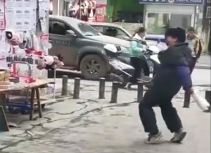惊呆路人!街头“花式”吵架互怼,老人斗舞式文骂动作夸张有趣